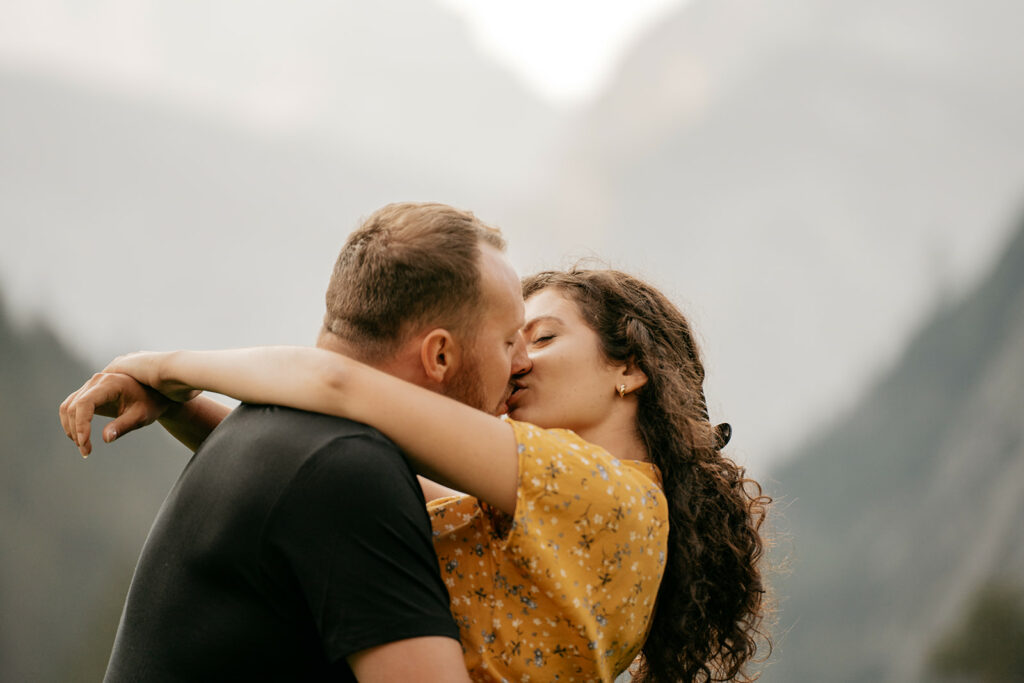 Couple kissing in mountain landscape