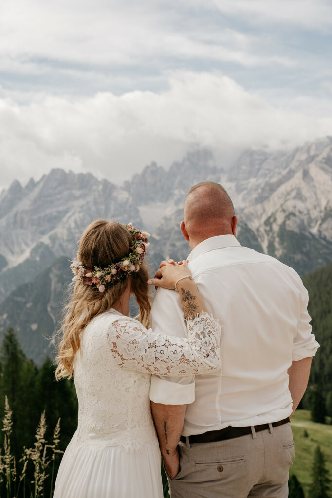 Couple embracing in mountain setting.